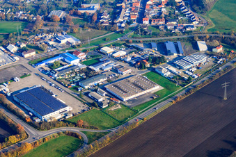 Vue aérienne de Zone industrielle à Kuhweid avec KHW World Wide GmbH, Kail Interfood GmbH et BWG Bauservice und Gerüstbau GmbH à le quartier Huttenheim in Philippsburg dans le département Bade-Wurtemberg, Allemagne