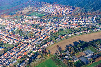 Vue aérienne de Rue Wiesen à le quartier Huttenheim in Philippsburg dans le département Bade-Wurtemberg, Allemagne
