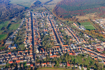 Vue aérienne de Vue de la ville depuis le sud à le quartier Huttenheim in Philippsburg dans le département Bade-Wurtemberg, Allemagne