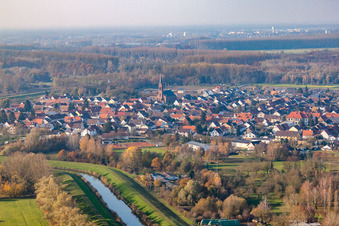 Vue aérienne de Village sur le canal de Saalbach à le quartier Rußheim in Dettenheim dans le département Bade-Wurtemberg, Allemagne