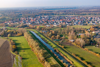 Vue aérienne de Village sur le canal de Saalbach à le quartier Rußheim in Dettenheim dans le département Bade-Wurtemberg, Allemagne