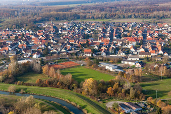 Vue aérienne de Village sur le canal de Saalbach vu de l'ouest à le quartier Rußheim in Dettenheim dans le département Bade-Wurtemberg, Allemagne