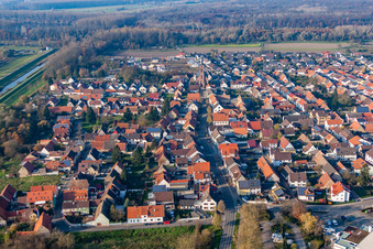 Vue aérienne de Rue du Rhin à le quartier Rußheim in Dettenheim dans le département Bade-Wurtemberg, Allemagne