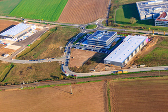 Nouveau bâtiment d'ITK Engineering GmbH à Rülzheim dans le département Rhénanie-Palatinat, Allemagne du point de vue du drone
