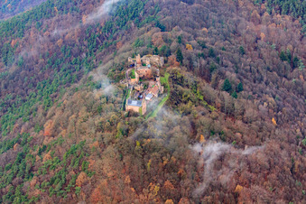 Vue aérienne de Ruines du château de Madenburg sous des nuages de brouillard à Eschbach dans le département Rhénanie-Palatinat, Allemagne