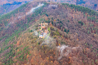 Vue aérienne de Ruines du château de Madenburg sous des nuages de brouillard à Eschbach dans le département Rhénanie-Palatinat, Allemagne