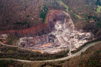 Vue aérienne de Site et zones de morts-terrains de la mine à ciel ouvert de ciment Heidelberger Beton GmbH - région Sud-Ouest à Waldhambach dans le département Rhénanie-Palatinat, Allemagne
