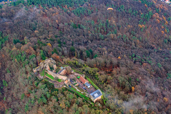 Vue oblique de Ruines du château de Madenburg sous des nuages de brouillard à Eschbach dans le département Rhénanie-Palatinat, Allemagne