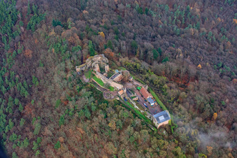 Ruines du château de Madenburg sous des nuages de brouillard à Eschbach dans le département Rhénanie-Palatinat, Allemagne d'en haut