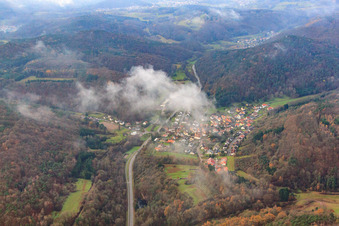 Vue aérienne de Village dans la forêt du Palatinat sous les nuages à Waldhambach dans le département Rhénanie-Palatinat, Allemagne