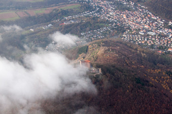 Vue aérienne de Le château de Trifels dans les nuages à Annweiler am Trifels dans le département Rhénanie-Palatinat, Allemagne