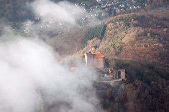 Vue aérienne de Le château de Trifels dans les nuages à Leinsweiler dans le département Rhénanie-Palatinat, Allemagne