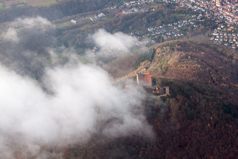 Vue aérienne de Le château de Trifels dans les nuages à Annweiler am Trifels dans le département Rhénanie-Palatinat, Allemagne