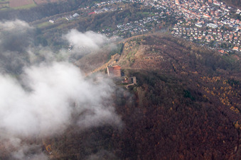 Photographie aérienne de Le château de Trifels dans les nuages à Annweiler am Trifels dans le département Rhénanie-Palatinat, Allemagne