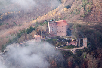 Vue oblique de Le château de Trifels dans les nuages à Annweiler am Trifels dans le département Rhénanie-Palatinat, Allemagne