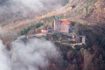 Vue aérienne de Complexe du château du Reichsburg Trifels entouré de forêt dans le brouillard à Annweiler am Trifels dans le département Rhénanie-Palatinat, Allemagne
