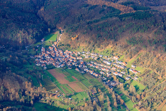 Vue aérienne de Village dans la forêt du Palatinat sur le Hahnenbach à le quartier Gräfenhausen in Annweiler am Trifels dans le département Rhénanie-Palatinat, Allemagne