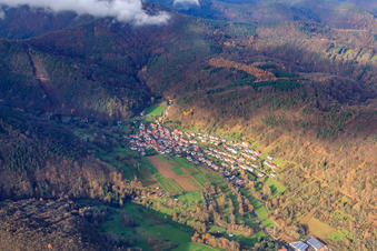 Vue aérienne de Village dans la forêt du Palatinat sur le Hahnenbach depuis le sud-est à le quartier Gräfenhausen in Annweiler am Trifels dans le département Rhénanie-Palatinat, Allemagne