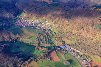 Vue aérienne de Village dans la forêt du Palatinat sur le Hahnenbach depuis le sud-est à le quartier Gräfenhausen in Annweiler am Trifels dans le département Rhénanie-Palatinat, Allemagne