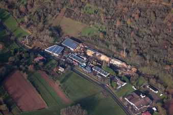Vue aérienne de Service de copeaux Logistique du bois à le quartier Gräfenhausen in Annweiler am Trifels dans le département Rhénanie-Palatinat, Allemagne