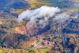 Vue aérienne de Carrière Albersweiler de la Basalt-Actien-Gesellschaft sous les nuages à Albersweiler dans le département Rhénanie-Palatinat, Allemagne