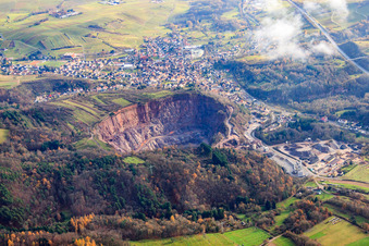 Vue aérienne de Carrière Albersweiler de la Basalt-Actien-Gesellschaft sous les nuages à Albersweiler dans le département Rhénanie-Palatinat, Allemagne