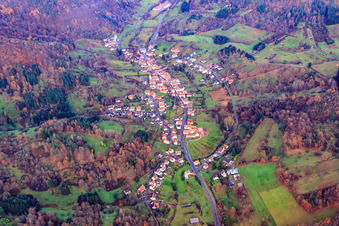 Vue aérienne de Village dans la forêt du Palatinat dans le Dernbachtal depuis le sud à Dernbach dans le département Rhénanie-Palatinat, Allemagne