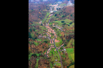 Vue aérienne de Village dans la forêt du Palatinat dans le Dernbachtal depuis le sud à Dernbach dans le département Rhénanie-Palatinat, Allemagne