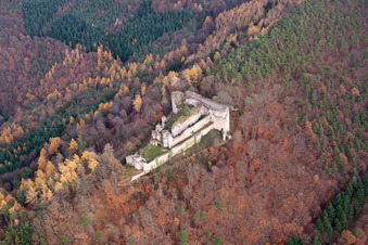 Vue aérienne de Ruines et vestiges des murs de l'ancien complexe du château et de la forteresse du château de Neuscharfeneck à Dernbach dans le département Rhénanie-Palatinat, Allemagne