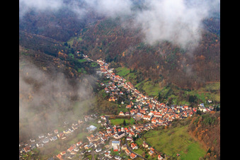 Vue aérienne de Village dans la forêt du Palatinat sur le Hahnenbach vu de l'est à Ramberg dans le département Rhénanie-Palatinat, Allemagne