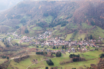 Vue aérienne de Vue sur le village à Dernbach dans le département Rhénanie-Palatinat, Allemagne
