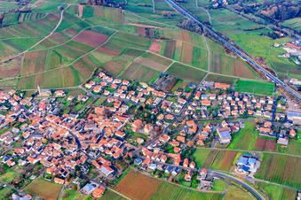 Vue aérienne de Village viticole entre les vignes nues du sud-est à Birkweiler dans le département Rhénanie-Palatinat, Allemagne