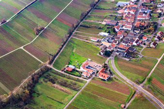Vue aérienne de Maison d'hôtes au sanctuaire Wayside à Ranschbach dans le département Rhénanie-Palatinat, Allemagne