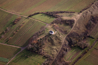 Vue aérienne de Chapelle Kleine Kalmit dans le Palatinat à Ilbesheim bei Landau dans le département Rhénanie-Palatinat, Allemagne