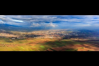 Vue aérienne de Panorama de la ville en hiver depuis le sud à Landau in der Pfalz dans le département Rhénanie-Palatinat, Allemagne