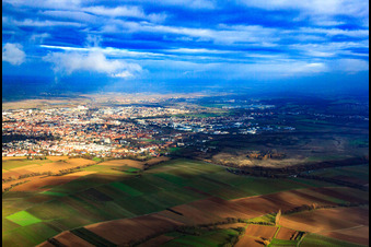 Vue aérienne de Vue d'ensemble de la ville en hiver depuis le sud à Landau in der Pfalz dans le département Rhénanie-Palatinat, Allemagne