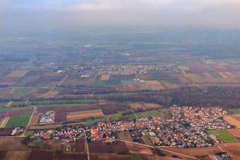 Vue aérienne de Vue du village en hiver depuis le sud à Freisbach dans le département Rhénanie-Palatinat, Allemagne