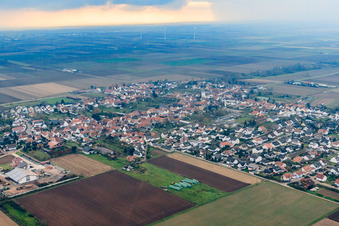 Vue aérienne de Vue du village en hiver depuis le nord-est à Ottersheim bei Landau dans le département Rhénanie-Palatinat, Allemagne