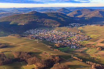 Vue aérienne de Village viticole en hiver entre les vignes nues du sud-est à Klingenmünster dans le département Rhénanie-Palatinat, Allemagne