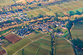 Vue aérienne de Vue du village en hiver entre les champs nus depuis le sud-ouest à le quartier Klingen in Heuchelheim-Klingen dans le département Rhénanie-Palatinat, Allemagne