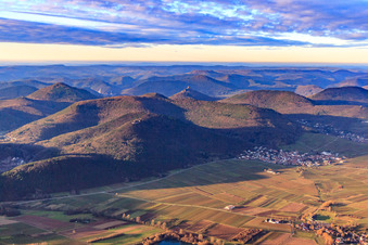 Vue aérienne de Route des vins du Palatinat avec les châteaux du Palatinat à Göcklingen dans le département Rhénanie-Palatinat, Allemagne