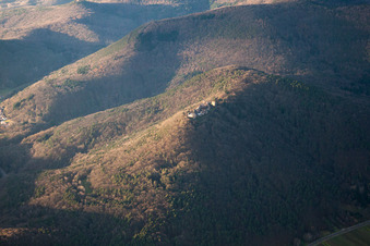 Ruines du château de Madenburg en hiver sous la neige à Eschbach dans le département Rhénanie-Palatinat, Allemagne du point de vue du drone