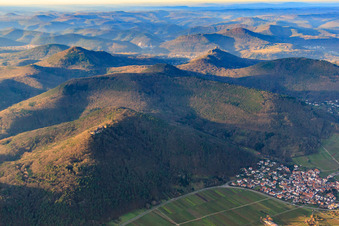 Vue aérienne de Panorama du château de la forêt du Palatinat depuis les ruines du château de Madenburg jusqu'au Trifels en hiver à Eschbach dans le département Rhénanie-Palatinat, Allemagne