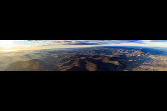 Vue aérienne de Panorama du château de la forêt du Palatinat depuis le Madenburg au bord du Haardt en passant par le Trifels jusqu'au château de Hambach en hiver à Eschbach dans le département Rhénanie-Palatinat, Allemagne