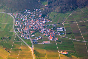Vue aérienne de Village viticole en hiver entre les vignes nues de l'est à Eschbach dans le département Rhénanie-Palatinat, Allemagne