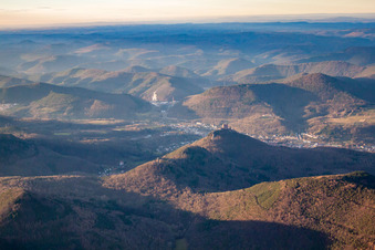 Vue aérienne de Trifels du sud-est à le quartier Bindersbach in Annweiler am Trifels dans le département Rhénanie-Palatinat, Allemagne
