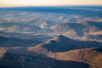 Vue aérienne de Trifels du sud-est à le quartier Bindersbach in Annweiler am Trifels dans le département Rhénanie-Palatinat, Allemagne