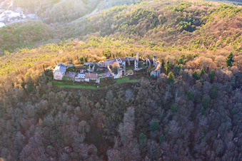 Photographie aérienne de Madenburg, vestiges d'un château perché du XIe siècle entouré de forêts avec un restaurant de l'ouest à Eschbach dans le département Rhénanie-Palatinat, Allemagne