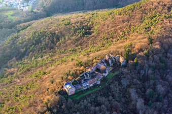 Vue oblique de Madenburg, vestiges d'un château perché du XIe siècle entouré de forêts avec un restaurant de l'ouest à Eschbach dans le département Rhénanie-Palatinat, Allemagne