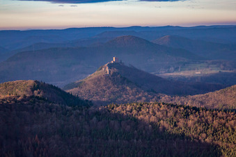 Photographie aérienne de Trifels du sud-est à le quartier Bindersbach in Annweiler am Trifels dans le département Rhénanie-Palatinat, Allemagne